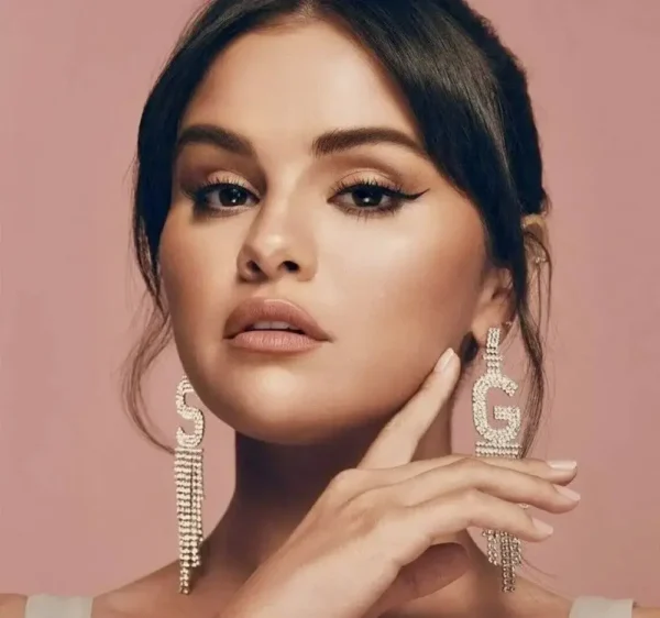 رير بيوتي هايلايتر سيلكي تاتش - ميسميرايز 2.8 جم - صورة 3